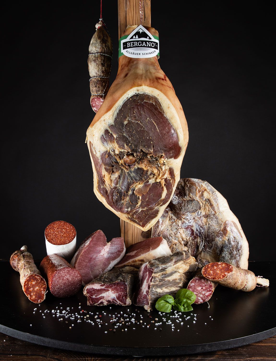 Schinken und Salami angerichtet