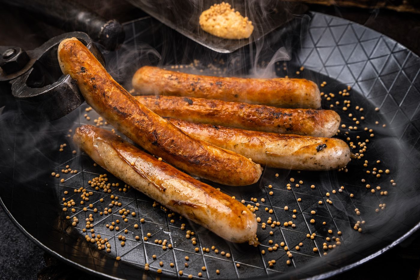 Gegrillte Bratwürste in der Pfanne