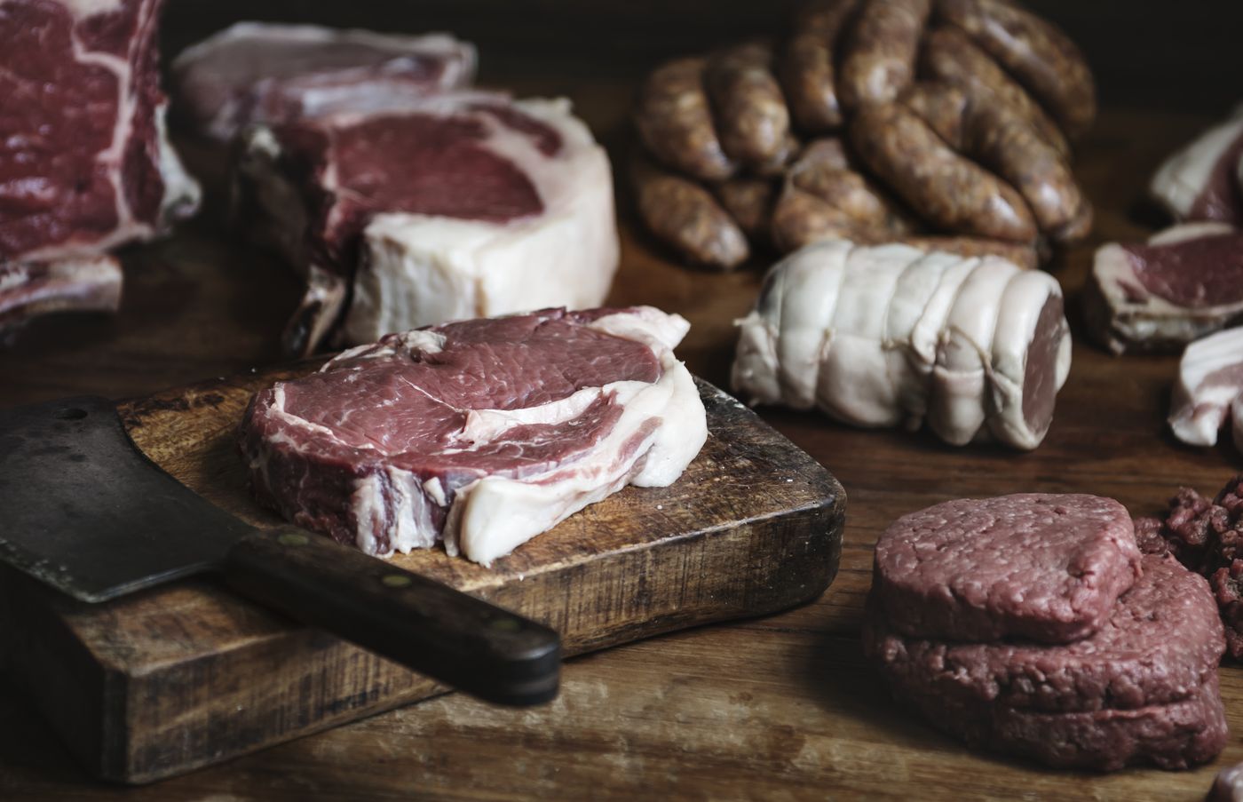Fleisch und Wurst auf einem Holzbrett