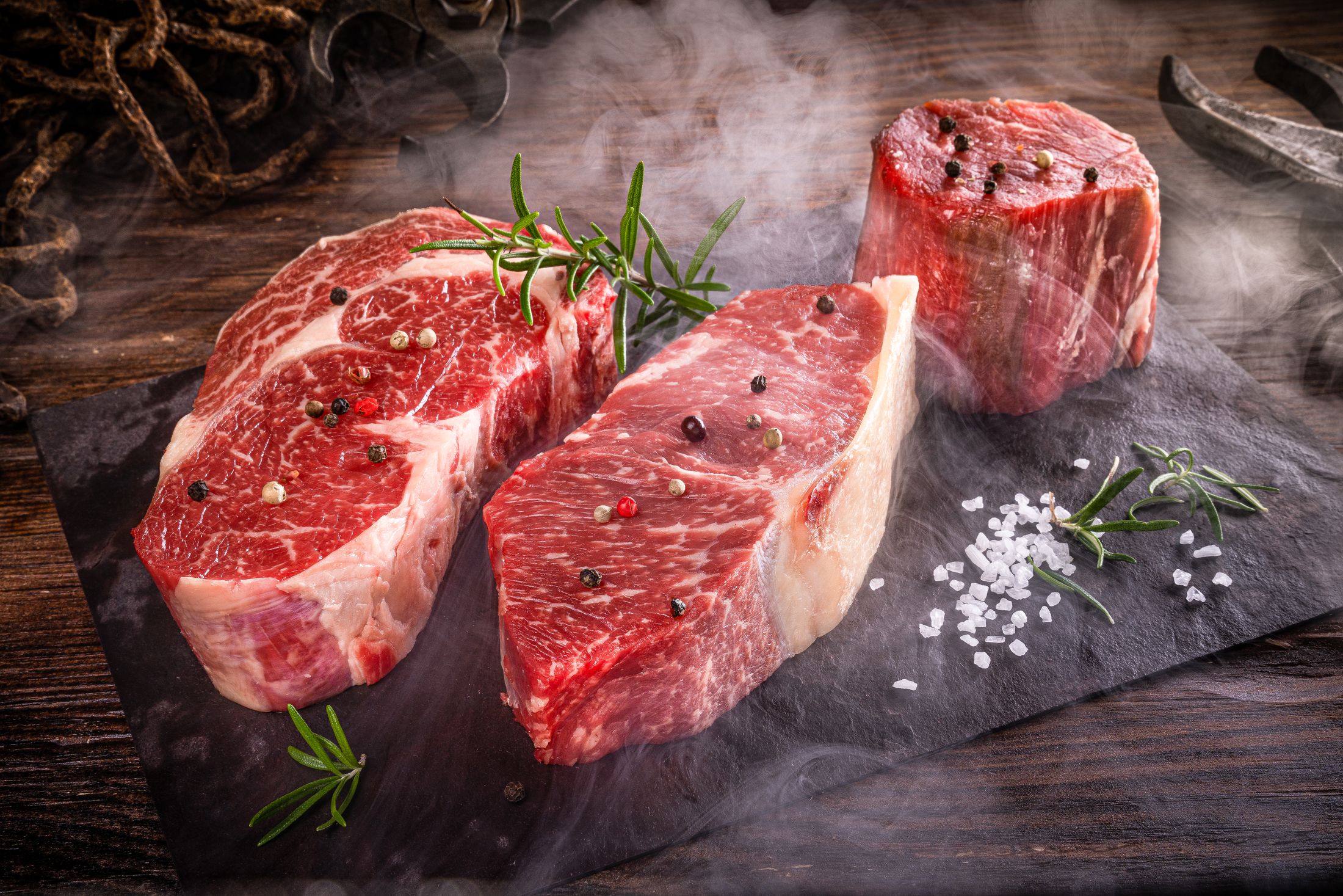 Frisch zugeschnittenes Rindfleisch mit Rosmarin