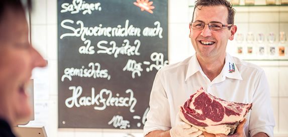 Sebastian Müller an der Theke