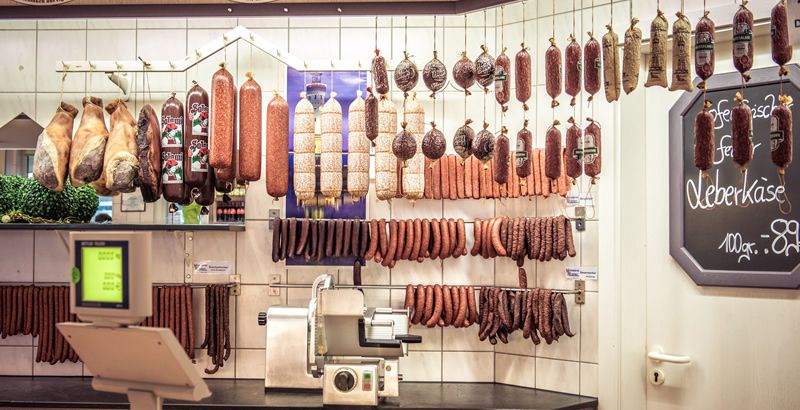 Wurst- und Schinkentheke der Metzgerei Müller